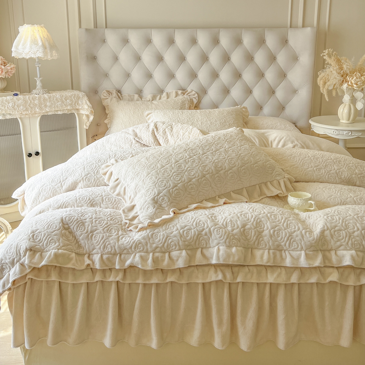 91家纺网 家纺一手货源 找家纺 恋尚 2025新款加厚牛奶绒保暖床笠式床裙单品床裙床裙单件-莫奈花园（床裙控价130起） 莫奈花园-奶油白