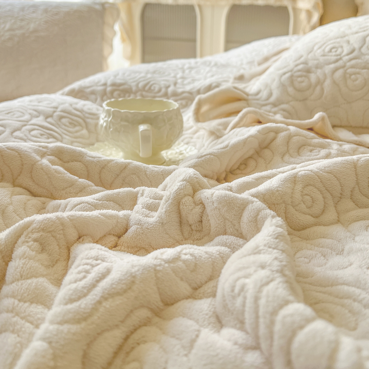 91家纺网 家纺一手货源 找家纺 恋尚 2025新款加厚牛奶绒保暖床笠式床裙单品床裙床裙单件-莫奈花园（床裙控价130起） 莫奈花园-奶油白