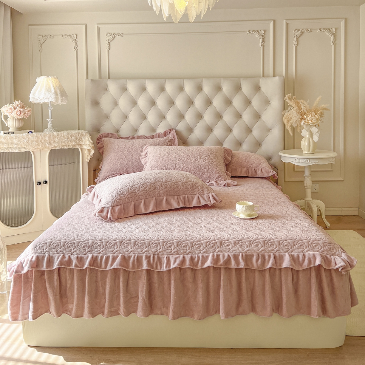 91家纺网 家纺一手货源 找家纺 恋尚 2025新款加厚牛奶绒保暖床笠式床裙单品床裙床裙单件-莫奈花园（床裙控价130起） 莫奈花园-蜜桃粉