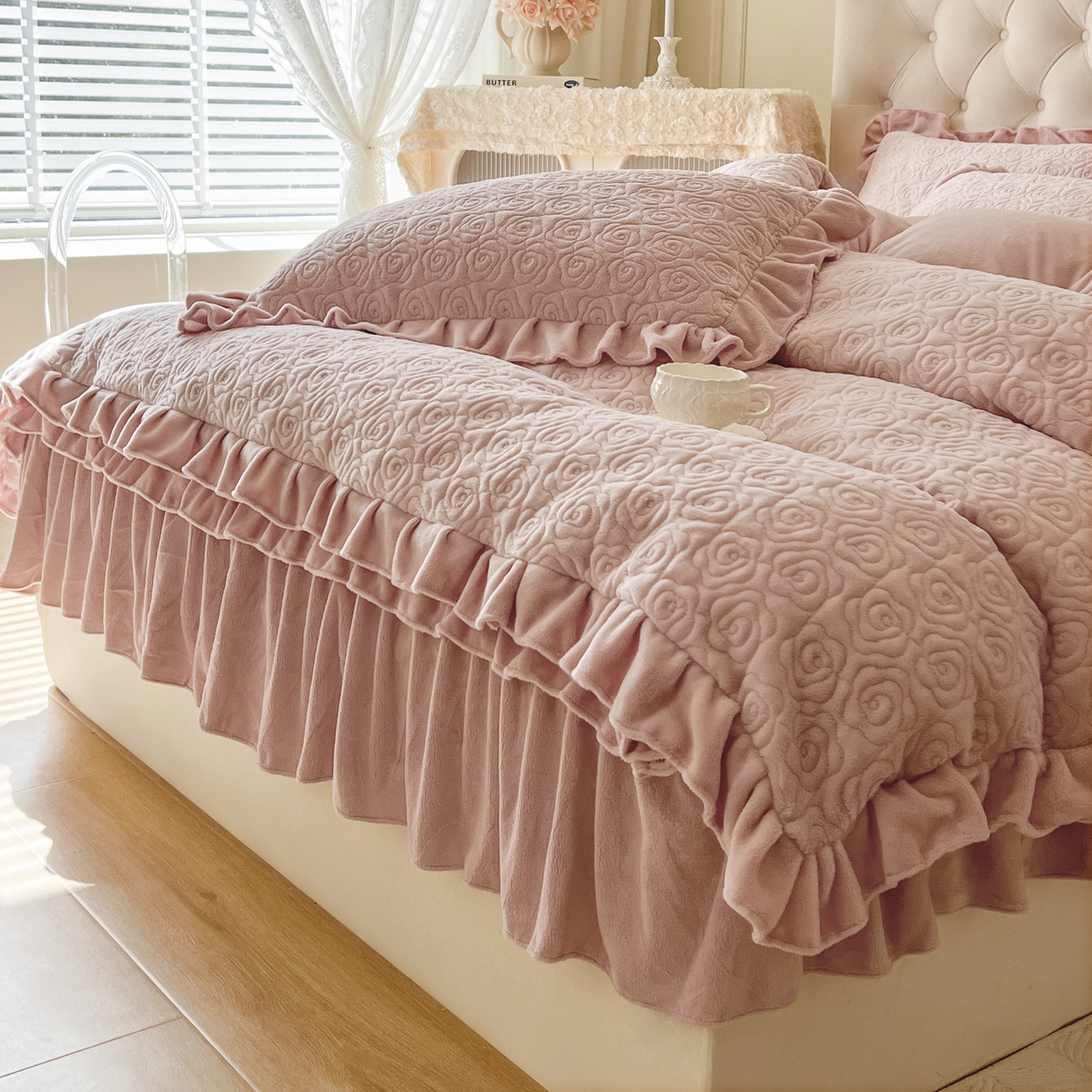 91家纺网 家纺一手货源 找家纺 恋尚 2025新款加厚牛奶绒保暖床笠式床裙单品床裙床裙单件-莫奈花园（床裙控价130起） 莫奈花园-蜜桃粉