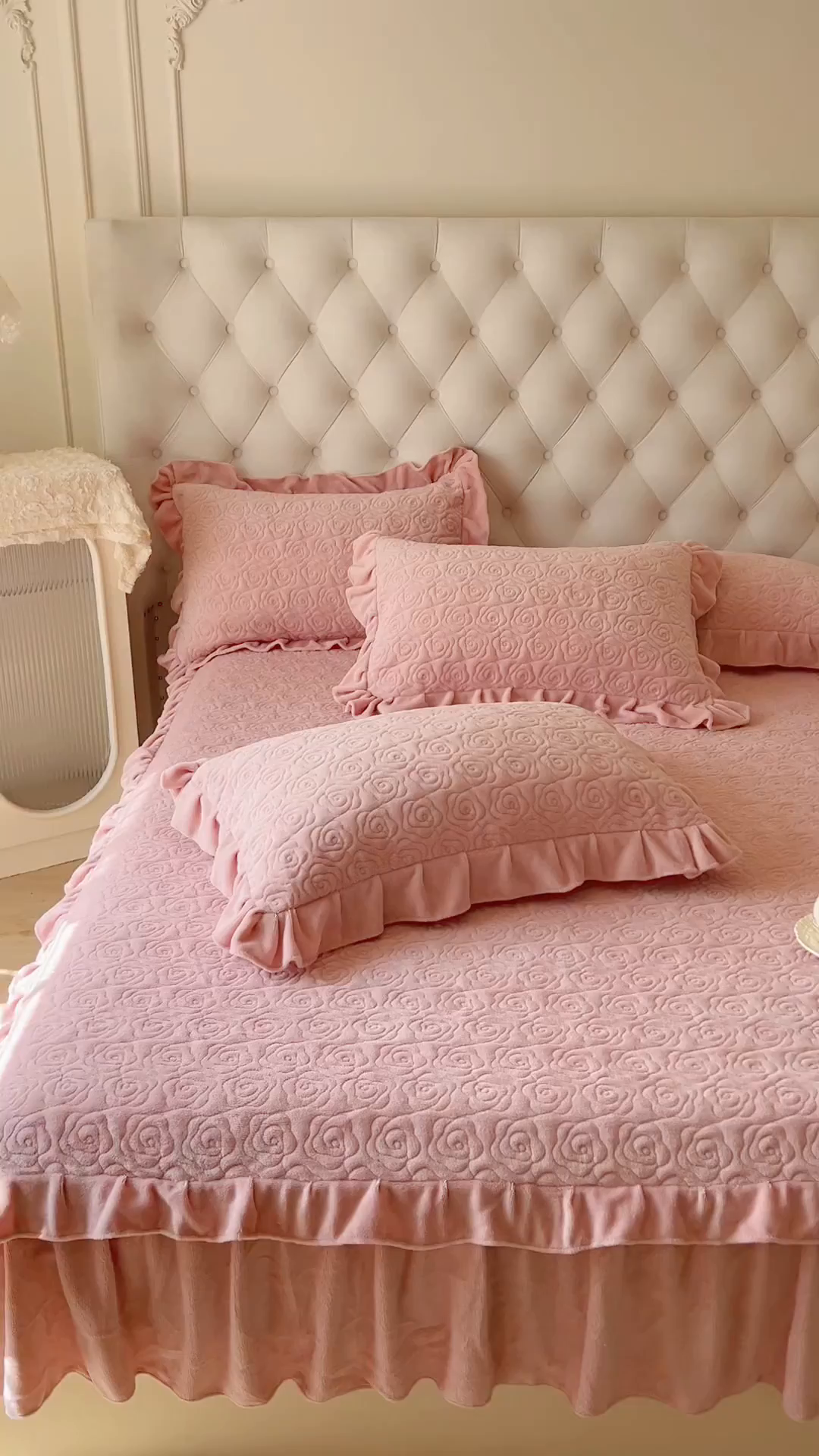 91家纺网 家纺一手货源 找家纺 恋尚 2025新款加厚牛奶绒保暖床笠式床裙单品床裙床裙单件-莫奈花园（床裙控价130起） 莫奈花园-蜜桃粉