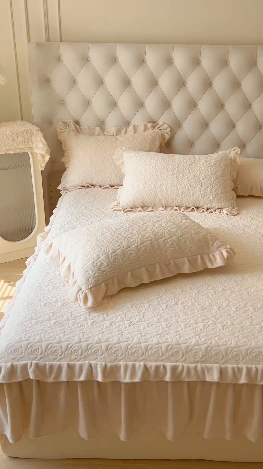 91家纺网 家纺一手货源 找家纺 恋尚 2025新款加厚牛奶绒保暖床笠式床裙单品床裙床裙单件-莫奈花园（床裙控价130起） 莫奈花园-奶油白