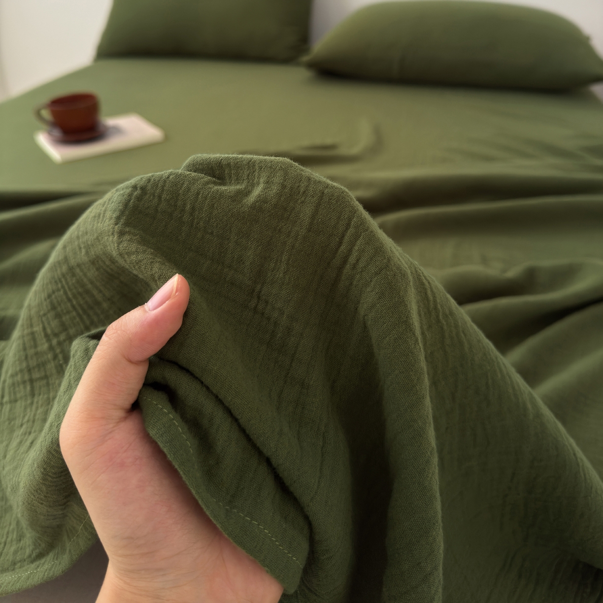 91家纺网 家纺一手货源 找家纺 玖弘家居 2025新款软糯皱皱纱单品床单系列 橄榄绿