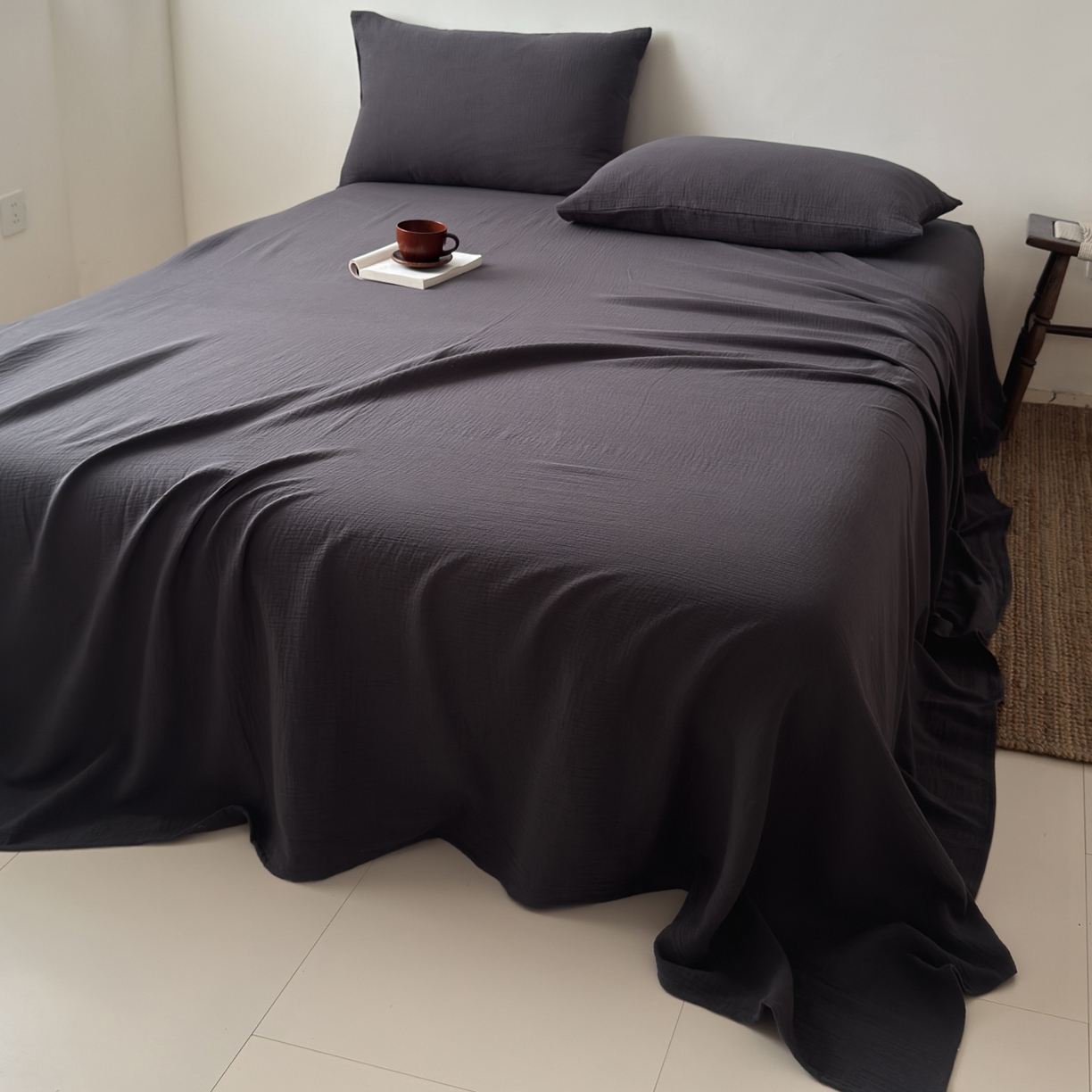 91家纺网 家纺一手货源 找家纺 玖弘家居 2025新款软糯皱皱纱单品床单系列 黑巧