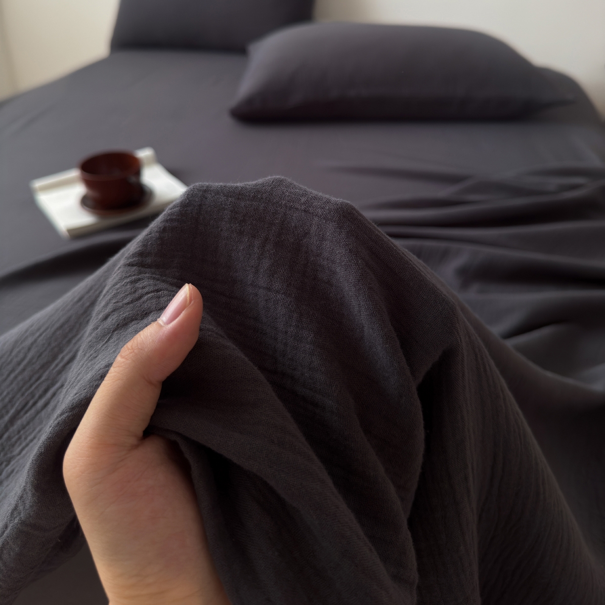 91家纺网 家纺一手货源 找家纺 玖弘家居 2025新款软糯皱皱纱单品床单系列 黑巧