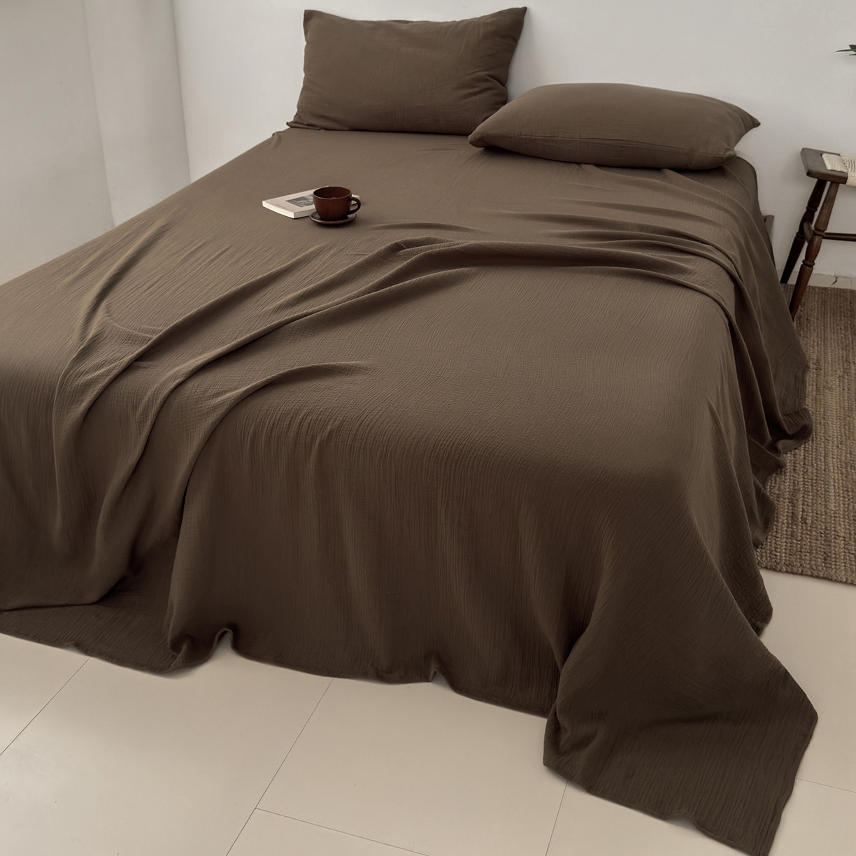 91家纺网 家纺一手货源 找家纺 玖弘家居 2025新款软糯皱皱纱单品床单系列 太妃棕