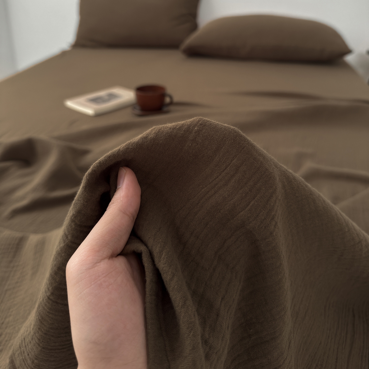 91家纺网 家纺一手货源 找家纺 玖弘家居 2025新款软糯皱皱纱单品床单系列 太妃棕