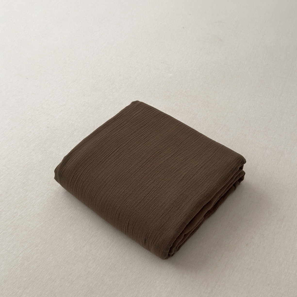 91家纺网 家纺一手货源 找家纺 玖弘家居 2025新款软糯皱皱纱单品床单系列 太妃棕