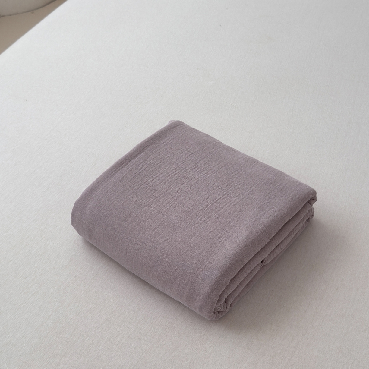 91家纺网 家纺一手货源 找家纺 玖弘家居 2025新款软糯皱皱纱单品床单系列 香芋紫