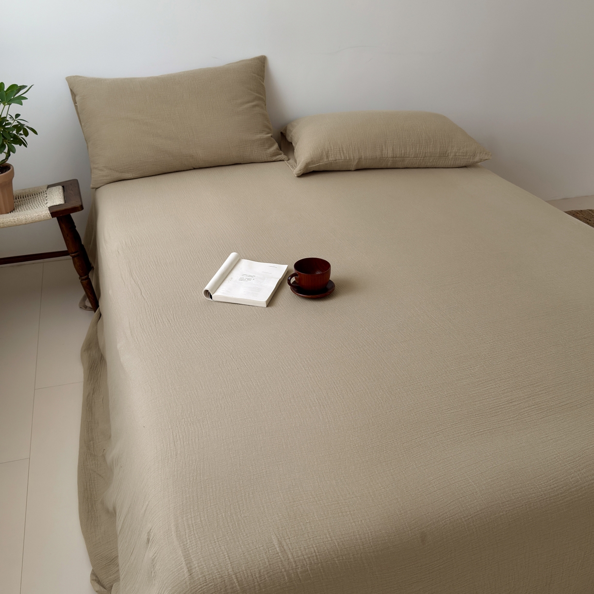 91家纺网 家纺一手货源 找家纺 玖弘家居 2025新款软糯皱皱纱单品床单系列 燕麦