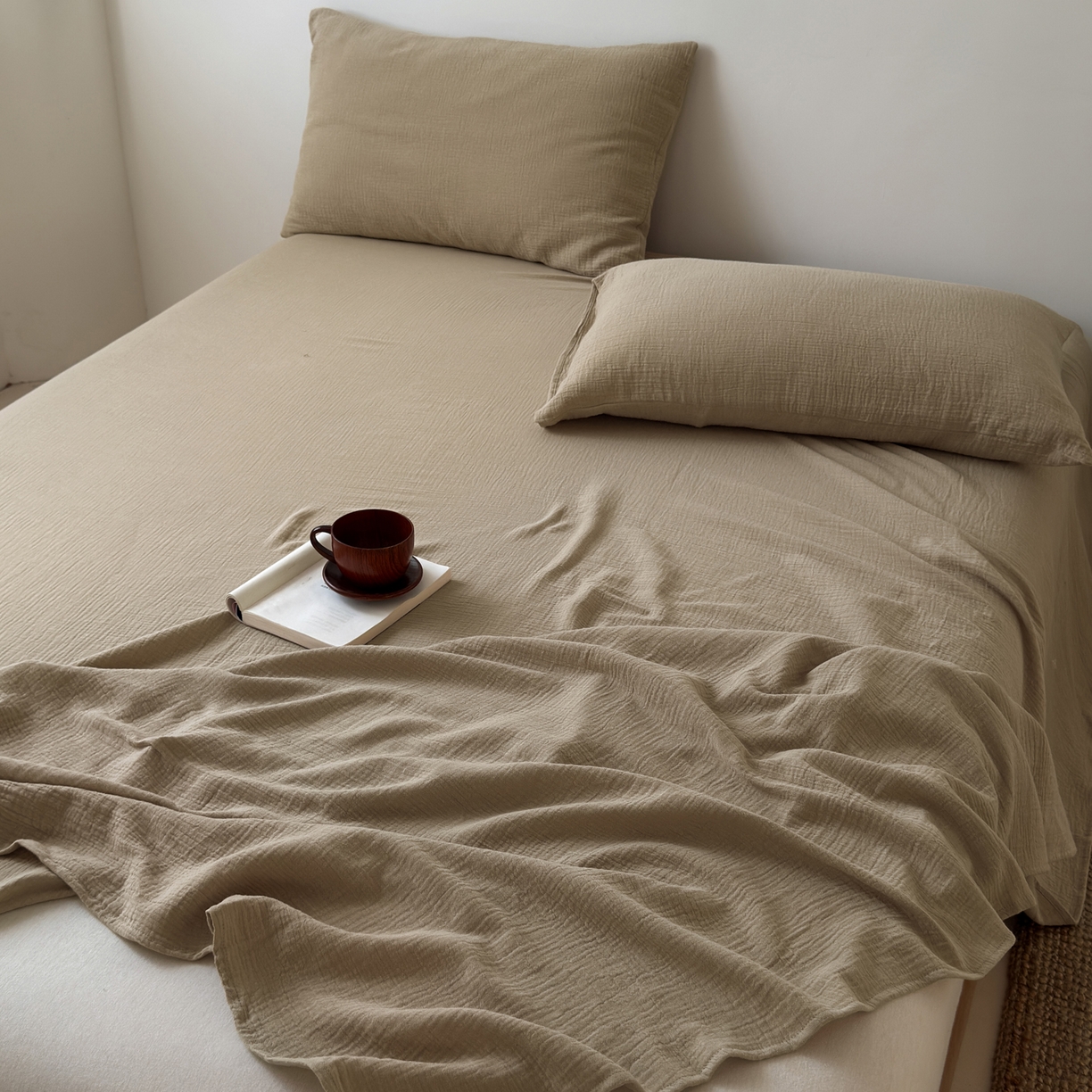 91家纺网 家纺一手货源 找家纺 玖弘家居 2025新款软糯皱皱纱单品床单系列 燕麦