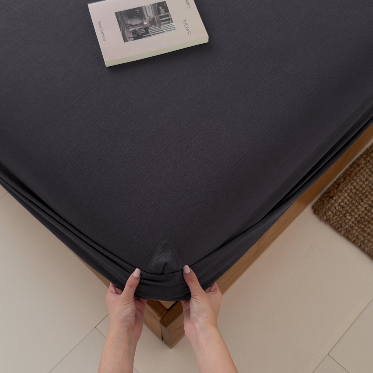 91家纺网 家纺一手货源 找家纺 玖弘家居 2025新款软糯皱皱纱单品床笠系列 黑巧