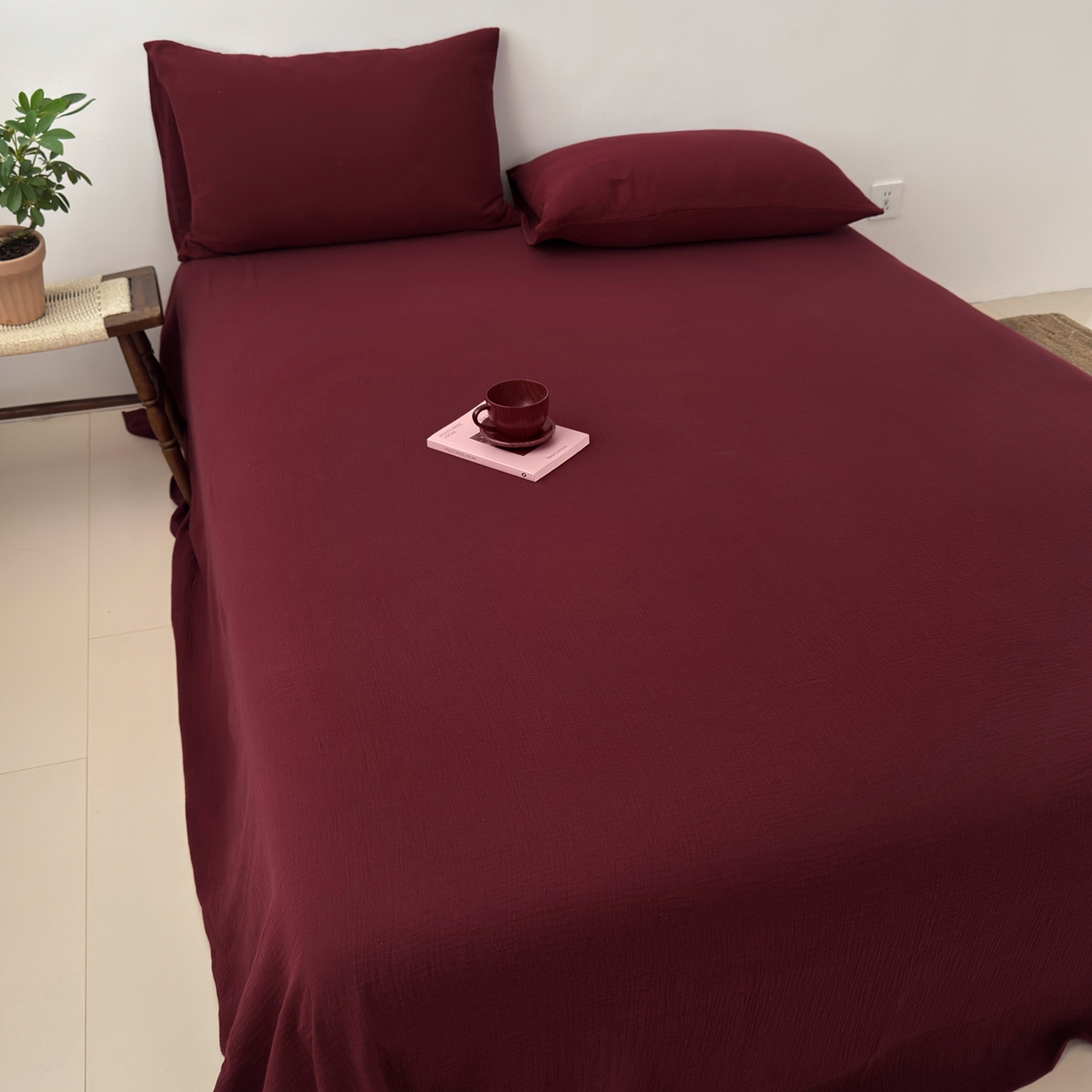 91家纺网 家纺一手货源 找家纺 玖弘家居 2025新款软糯皱皱纱单品枕套系列 安格拉红