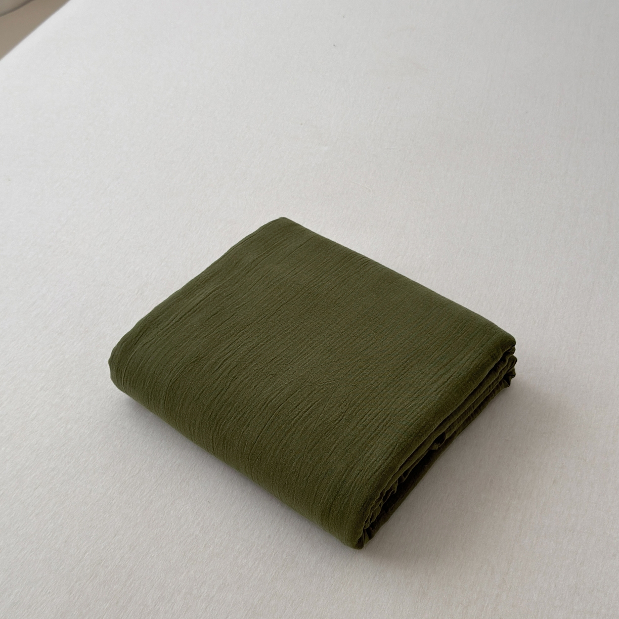 91家纺网 家纺一手货源 找家纺 玖弘家居 2025新款软糯皱皱纱单品枕套系列 橄榄绿