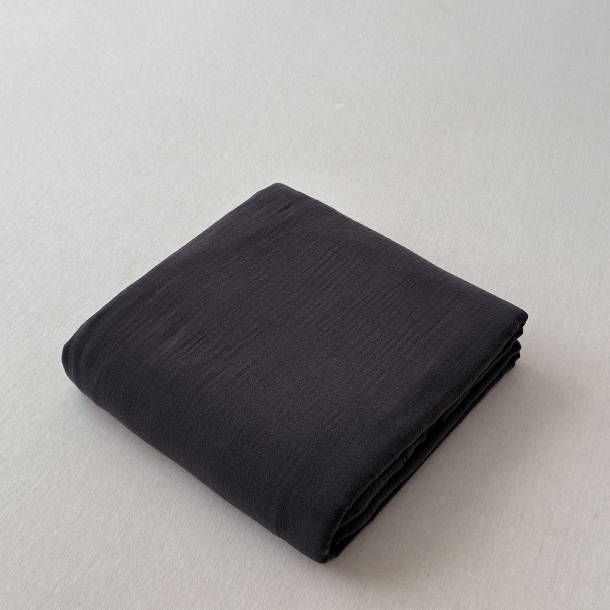 91家纺网 家纺一手货源 找家纺 玖弘家居 2025新款软糯皱皱纱单品枕套系列 黑巧