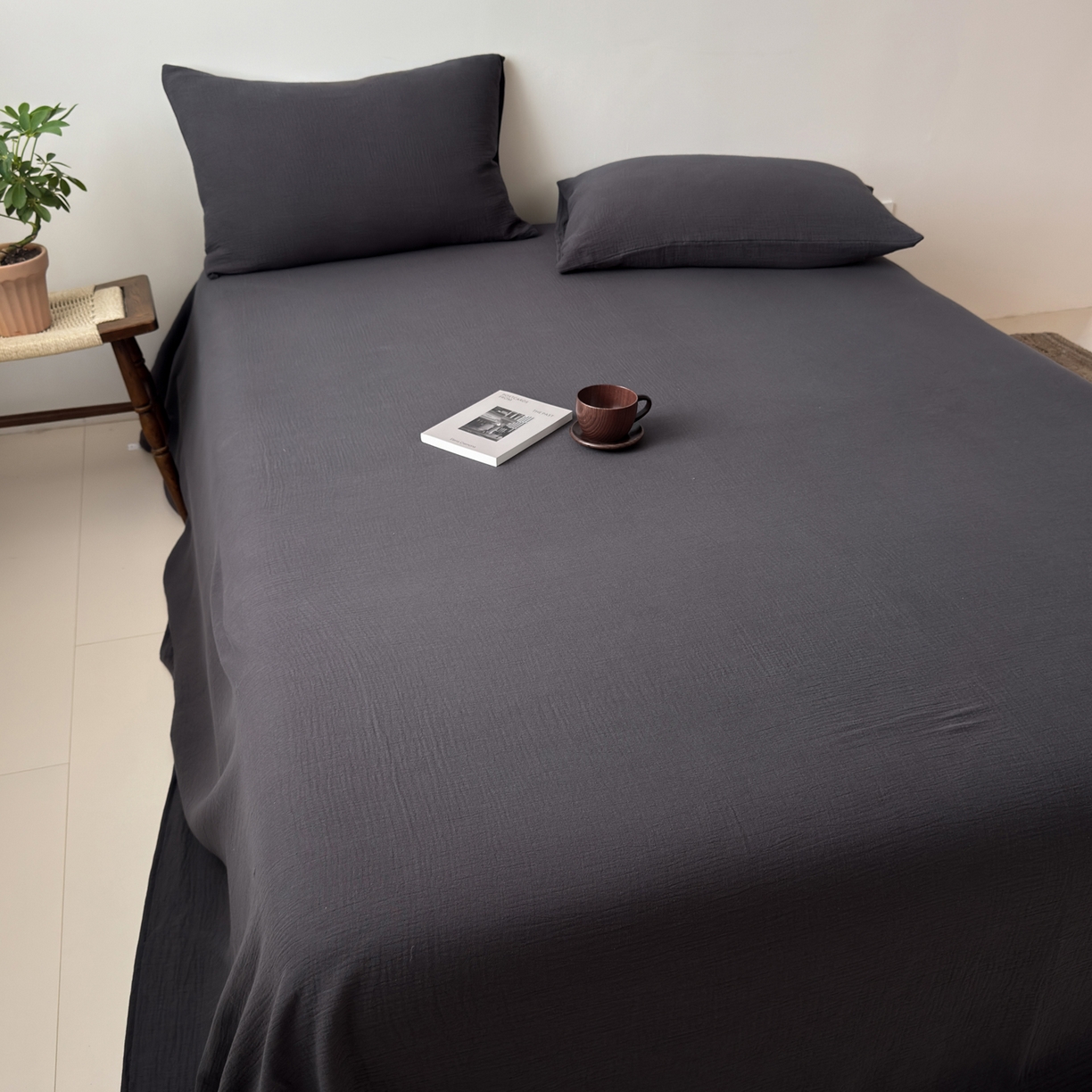 91家纺网 家纺一手货源 找家纺 玖弘家居 2025新款软糯皱皱纱单品枕套系列 黑巧