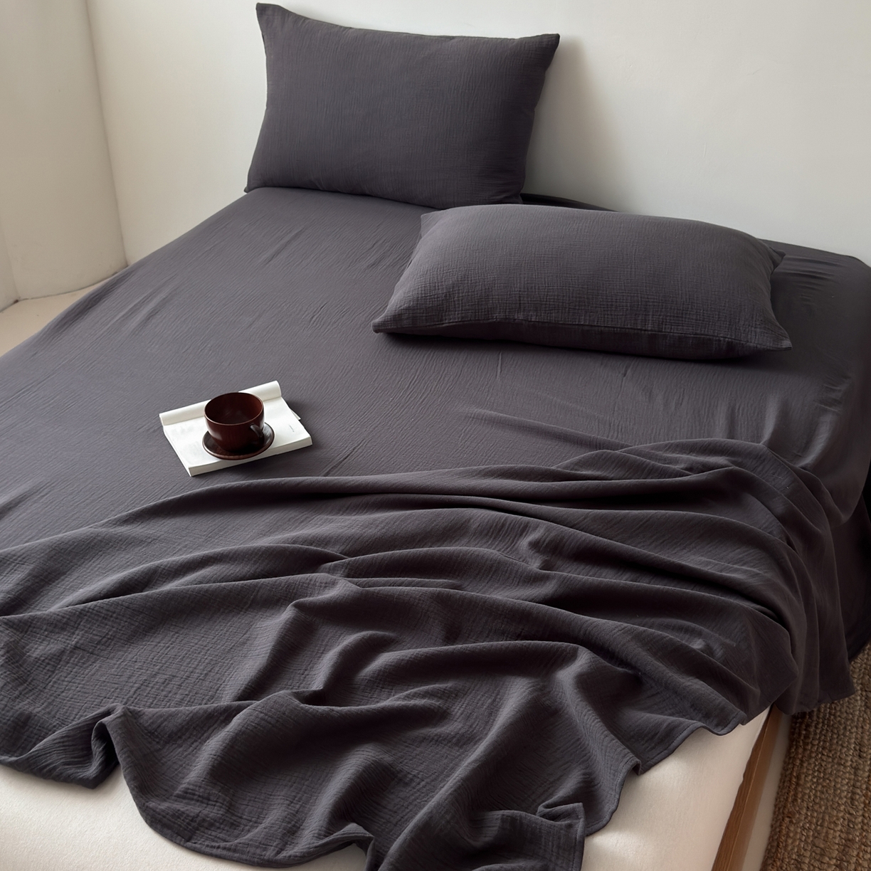 91家纺网 家纺一手货源 找家纺 玖弘家居 2025新款软糯皱皱纱单品枕套系列 黑巧