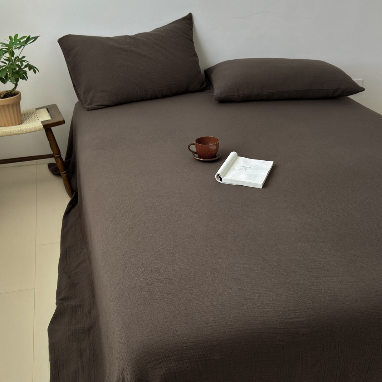 91家纺网 家纺一手货源 找家纺 玖弘家居 2025新款软糯皱皱纱单品枕套系列 巧克力棕