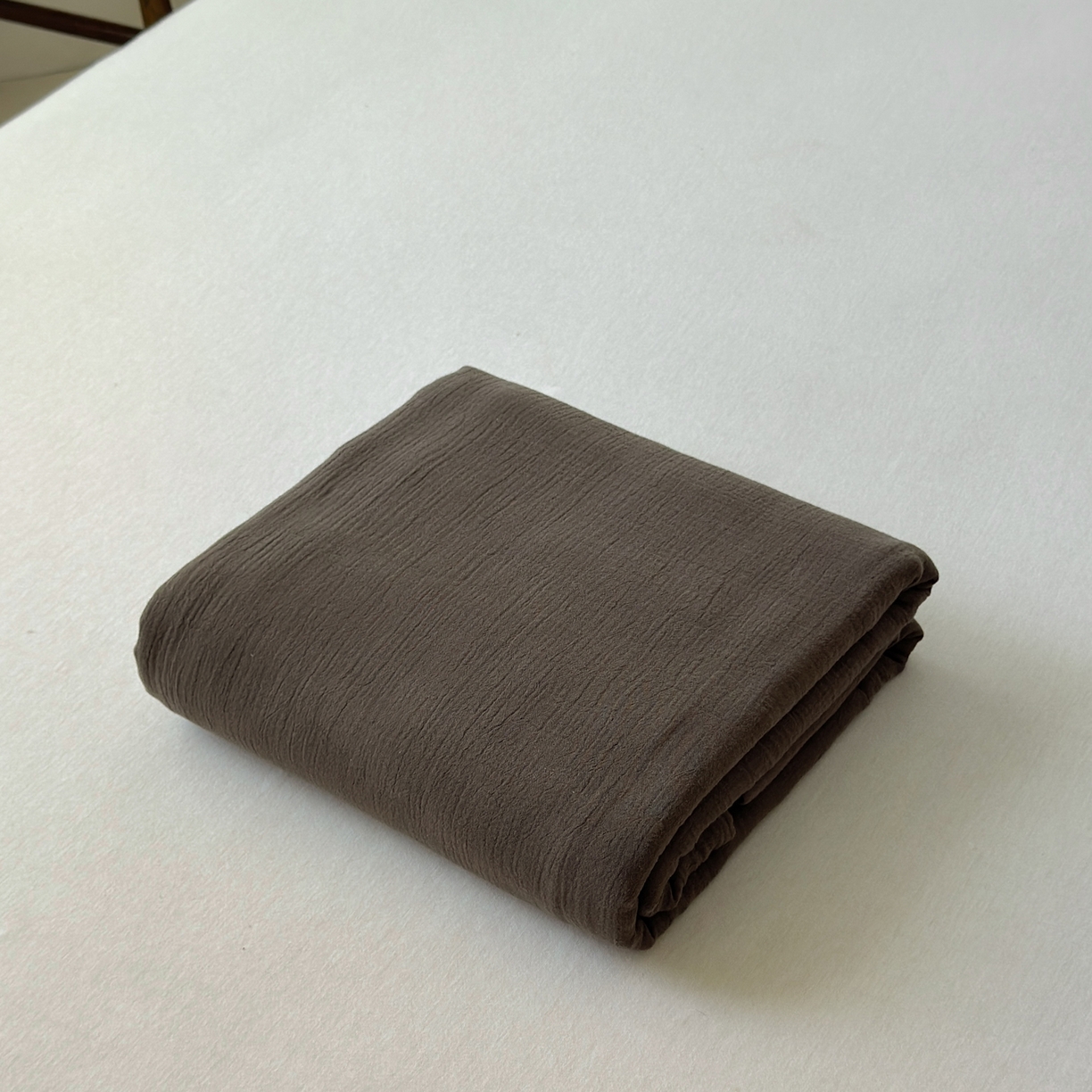 91家纺网 家纺一手货源 找家纺 玖弘家居 2025新款软糯皱皱纱单品枕套系列 巧克力棕