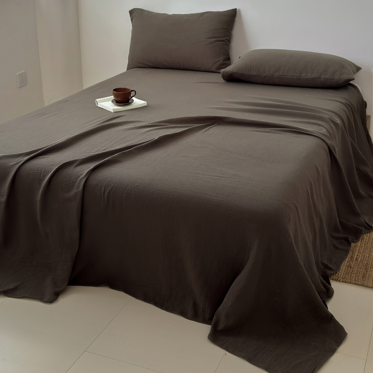 91家纺网 家纺一手货源 找家纺 玖弘家居 2025新款软糯皱皱纱单品枕套系列 巧克力棕