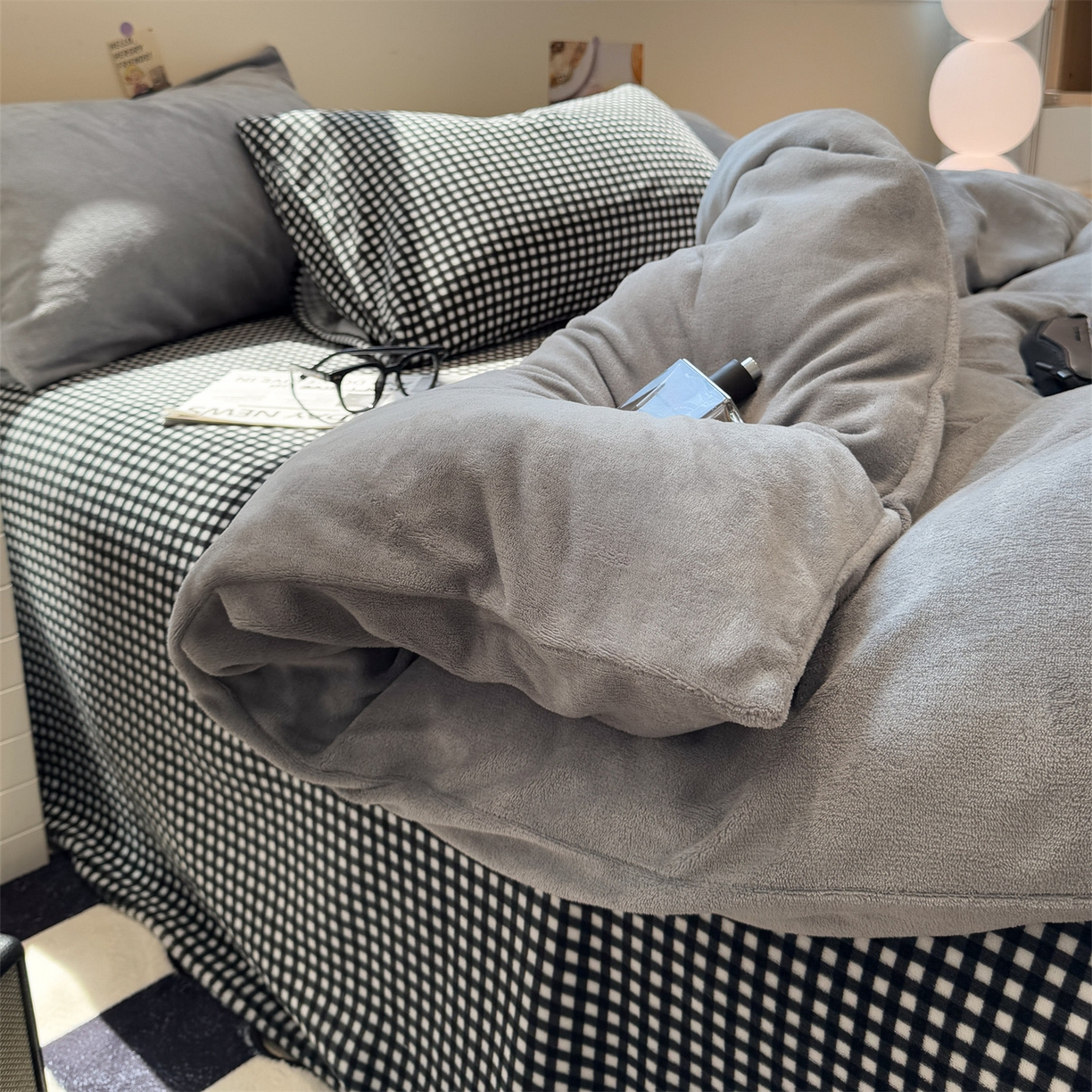 91家纺网 家纺一手货源 找家纺 （总）857家居 2025新款牛奶绒纯色拼格子四件套