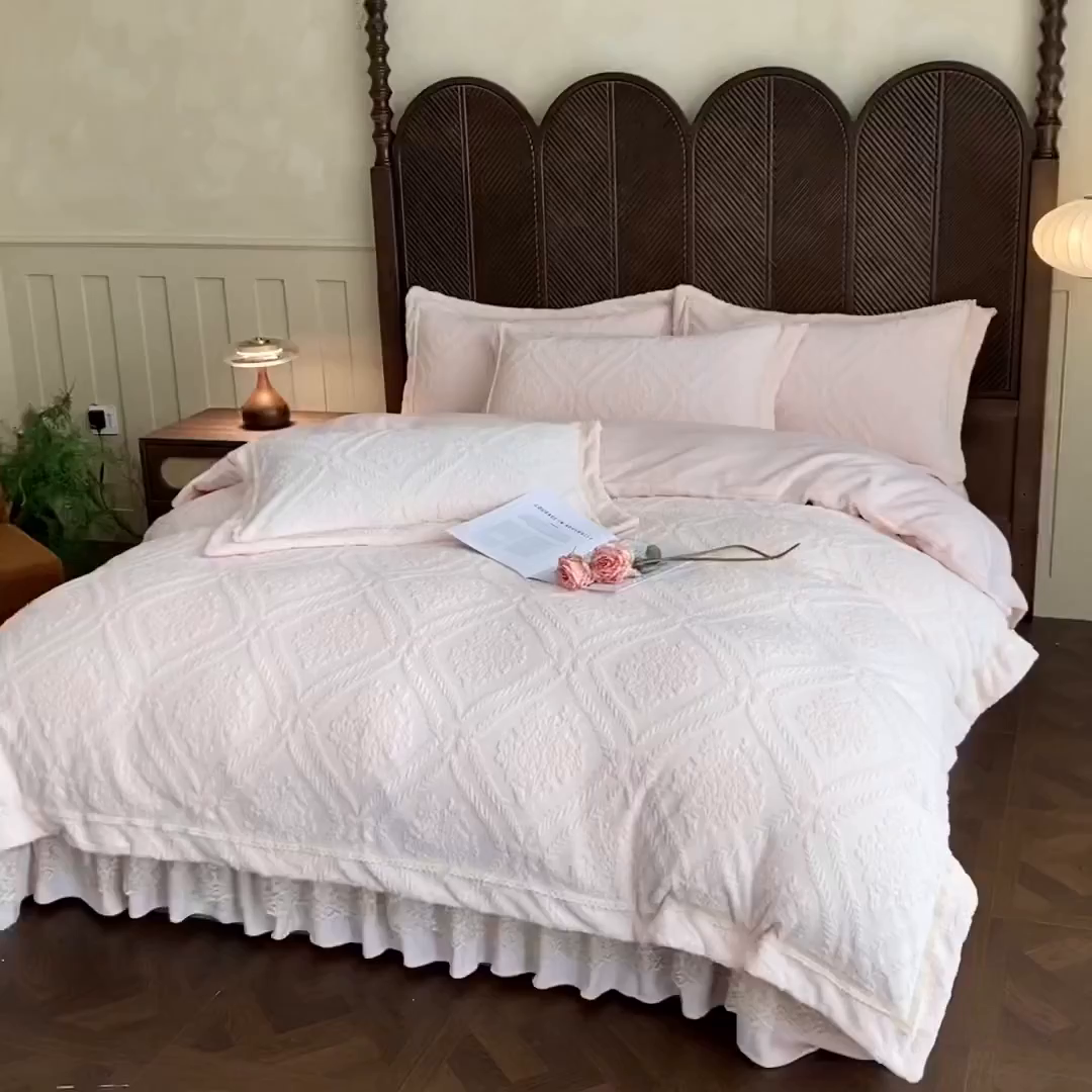 91家纺网 家纺一手货源 找家纺 （总）美伦美焕 2025新款全消光雕花绒蕾丝床盖款四件套