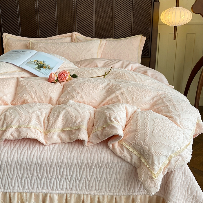 91家纺网 家纺一手货源 找家纺 （总）美伦美焕 2025新款全消光雕花绒蕾丝床盖款四件套