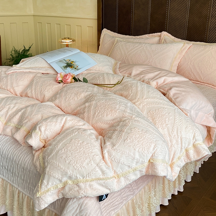 91家纺网 家纺一手货源 找家纺 （总）美伦美焕 2025新款全消光雕花绒蕾丝床盖款四件套