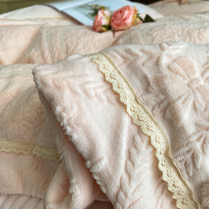 91家纺网 家纺一手货源 找家纺 （总）美伦美焕 2025新款全消光雕花绒蕾丝床盖款四件套