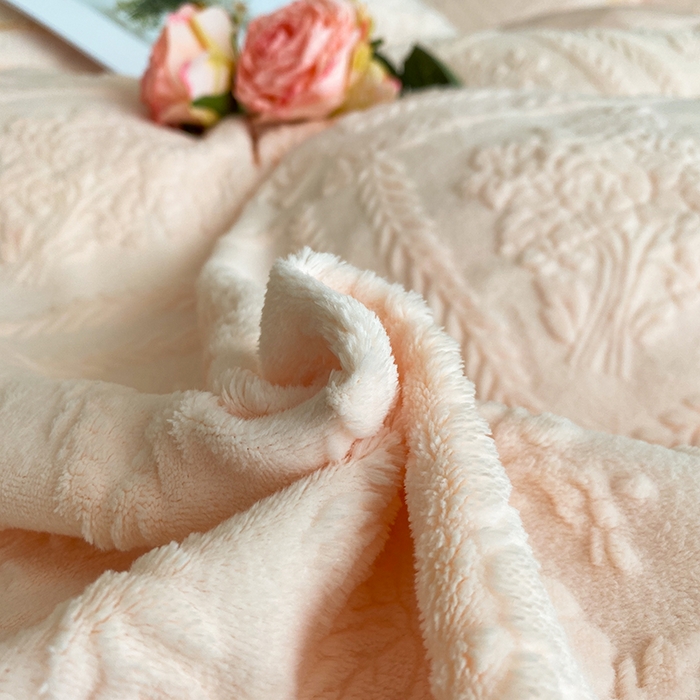 91家纺网 家纺一手货源 找家纺 （总）美伦美焕 2025新款全消光雕花绒蕾丝床盖款四件套