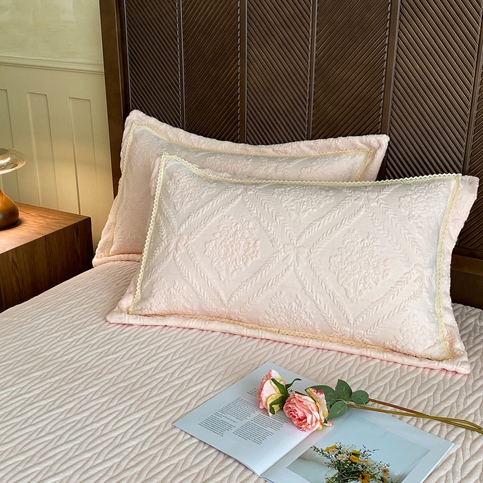 91家纺网 家纺一手货源 找家纺 （总）美伦美焕 2025新款全消光雕花绒蕾丝床盖款四件套