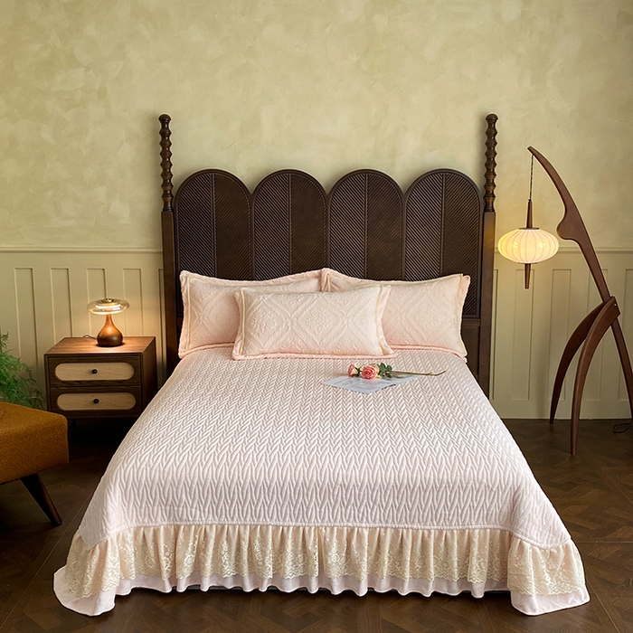 91家纺网 家纺一手货源 找家纺 （总）美伦美焕 2025新款全消光雕花绒蕾丝床盖款四件套