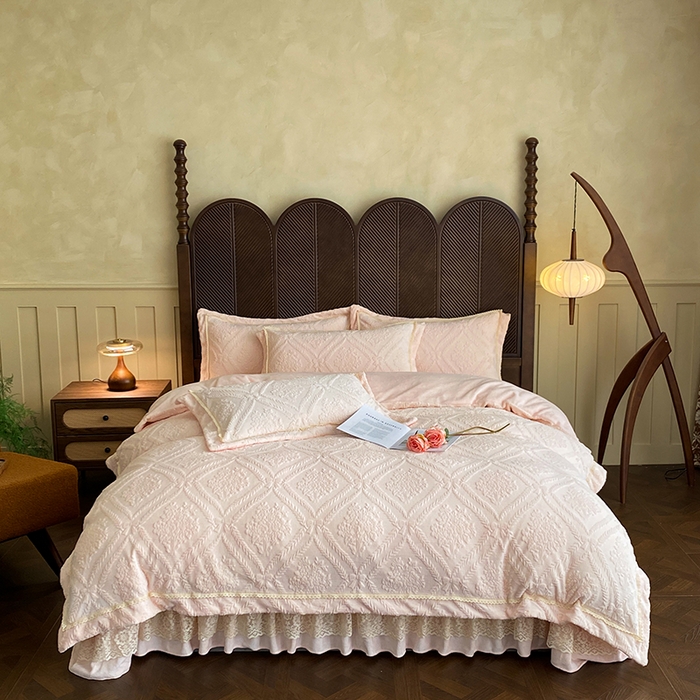 91家纺网 家纺一手货源 找家纺 （总）美伦美焕 2025新款全消光雕花绒蕾丝床盖款四件套