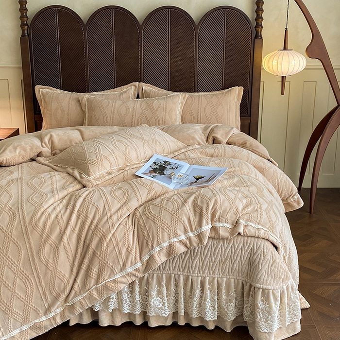 91家纺网 家纺一手货源 找家纺 （总）美伦美焕 2025新款全消光雕花绒蕾丝床盖款四件套