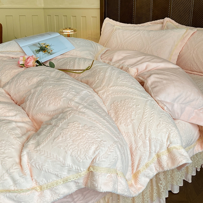 91家纺网 家纺一手货源 找家纺 美伦美焕 2025新款全消光雕花绒蕾丝床盖款四件套 葵花-粉玉