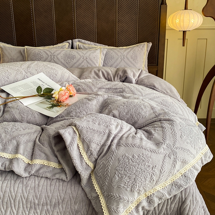 91家纺网 家纺一手货源 找家纺 美伦美焕 2025新款全消光雕花绒蕾丝床盖款四件套 葵花-灰