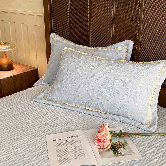 91家纺网 家纺一手货源 找家纺 美伦美焕 2025新款全消光雕花绒蕾丝床盖款四件套 葵花-天空蓝