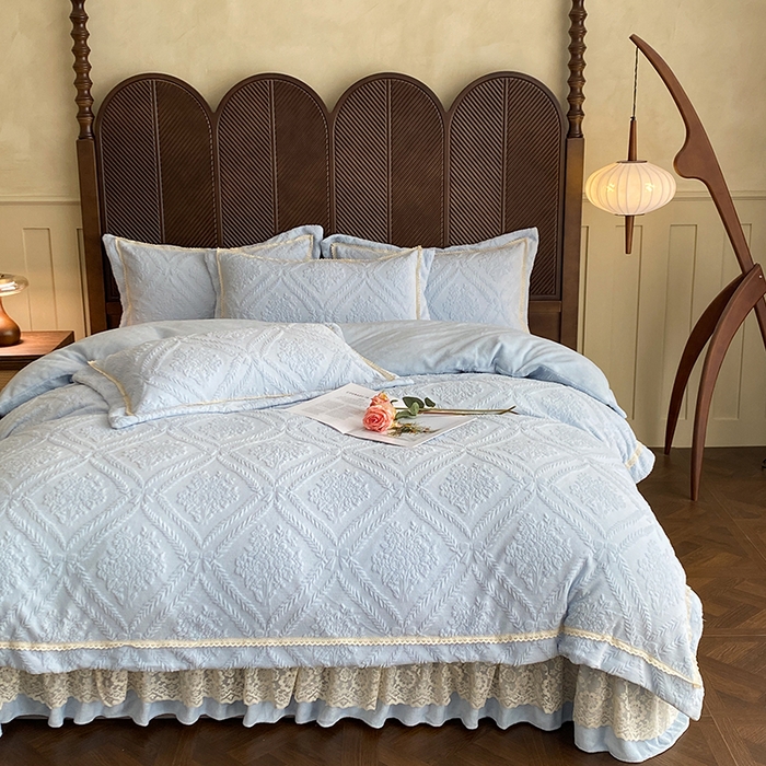 91家纺网 家纺一手货源 找家纺 美伦美焕 2025新款全消光雕花绒蕾丝床盖款四件套 葵花-天空蓝