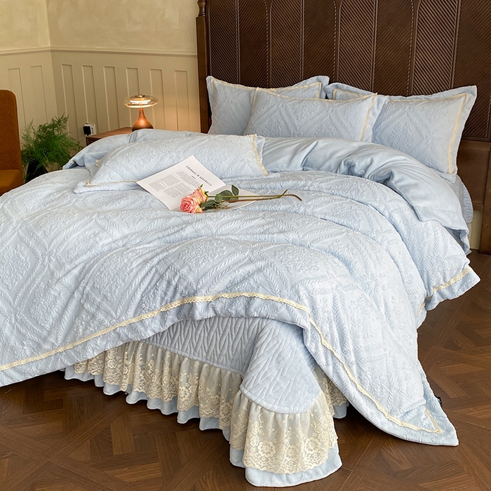 91家纺网 家纺一手货源 找家纺 美伦美焕 2025新款全消光雕花绒蕾丝床盖款四件套 葵花-天空蓝