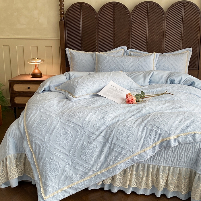 91家纺网 家纺一手货源 找家纺 美伦美焕 2025新款全消光雕花绒蕾丝床盖款四件套 葵花-天空蓝