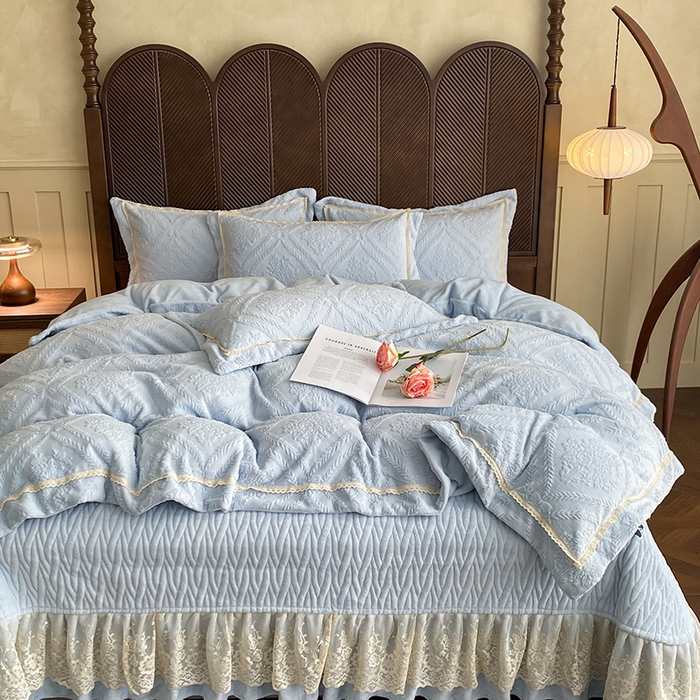 91家纺网 家纺一手货源 找家纺 美伦美焕 2025新款全消光雕花绒蕾丝床盖款四件套 葵花-天空蓝