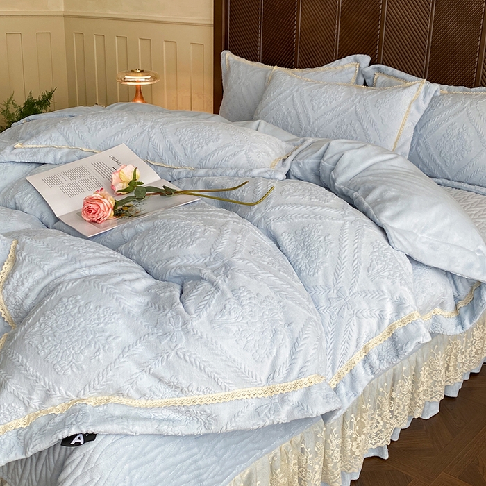 91家纺网 家纺一手货源 找家纺 美伦美焕 2025新款全消光雕花绒蕾丝床盖款四件套 葵花-天空蓝