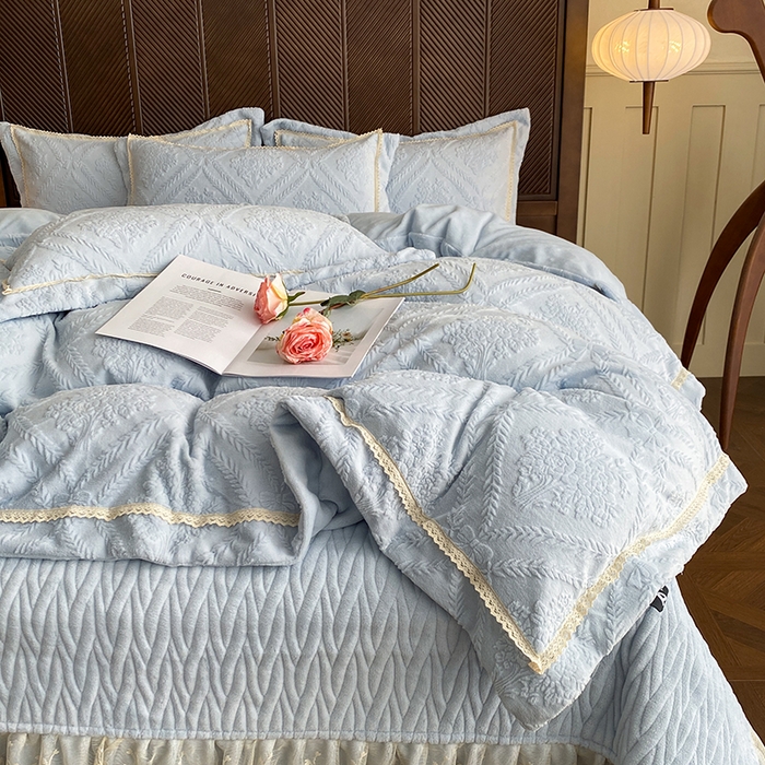 91家纺网 家纺一手货源 找家纺 美伦美焕 2025新款全消光雕花绒蕾丝床盖款四件套 葵花-天空蓝