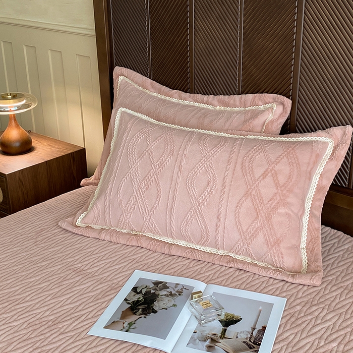 91家纺网 家纺一手货源 找家纺 美伦美焕 2025新款全消光雕花绒蕾丝床盖款四件套 浅梦-豆沙