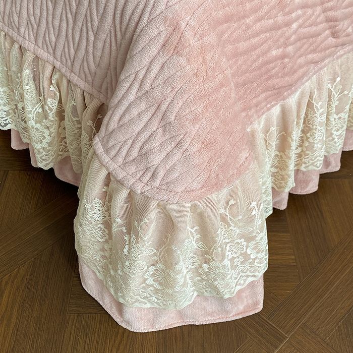 91家纺网 家纺一手货源 找家纺 美伦美焕 2025新款全消光雕花绒蕾丝床盖款四件套 浅梦-豆沙