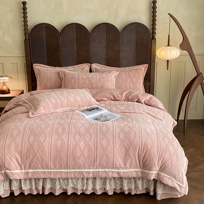 91家纺网 家纺一手货源 找家纺 美伦美焕 2025新款全消光雕花绒蕾丝床盖款四件套 浅梦-豆沙