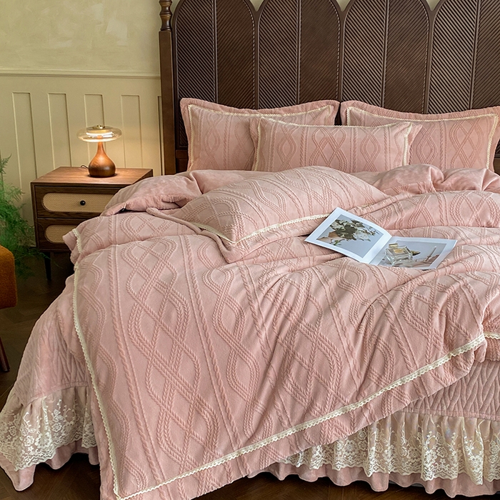 91家纺网 家纺一手货源 找家纺 美伦美焕 2025新款全消光雕花绒蕾丝床盖款四件套 浅梦-豆沙