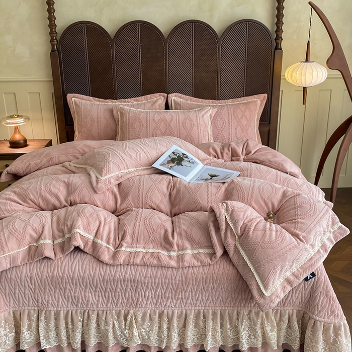 91家纺网 家纺一手货源 找家纺 美伦美焕 2025新款全消光雕花绒蕾丝床盖款四件套 浅梦-豆沙