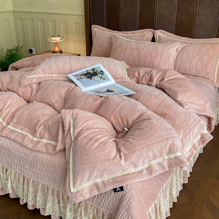 91家纺网 家纺一手货源 找家纺 美伦美焕 2025新款全消光雕花绒蕾丝床盖款四件套 浅梦-豆沙