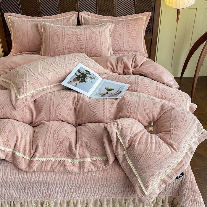 91家纺网 家纺一手货源 找家纺 美伦美焕 2025新款全消光雕花绒蕾丝床盖款四件套 浅梦-豆沙